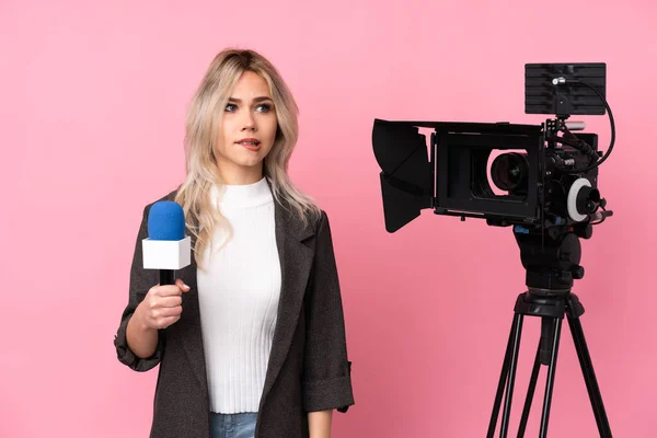 Mulher Repórter Segurando Microfone Relatando Notícias Sobre Fundo Rosa Isolado — Fotografia de Stock