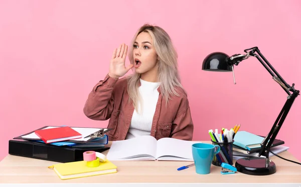 Joven Estudiante Trabajando Una Mesa Gritando Con Boca Abierta — Foto de Stock