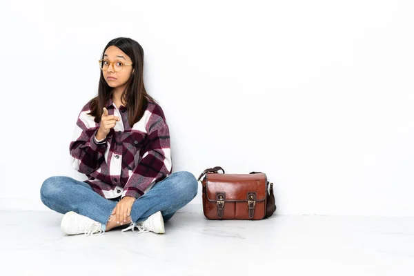 Jonge Student Vrouw Zitten Vloer Gefrustreerd Wijzen Naar Het Front — Stockfoto