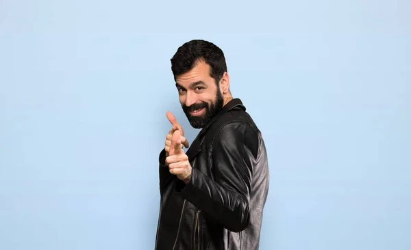 Homem Bonito Feliz Com Barba Sobre Fundo Azul Isolado — Fotografia de Stock