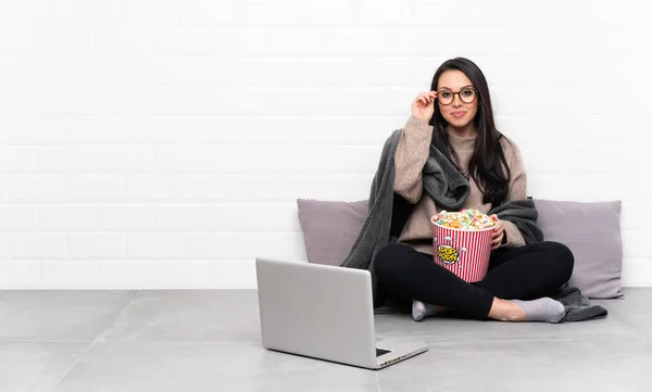 Giovane Ragazza Colombiana Possesso Una Ciotola Popcorn Mostrando Film Computer — Foto Stock