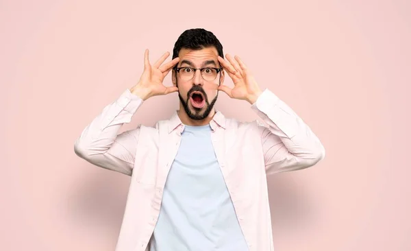 Hombre Guapo Con Barba Con Expresión Sorpresa Sobre Fondo Rosa —  Fotos de Stock