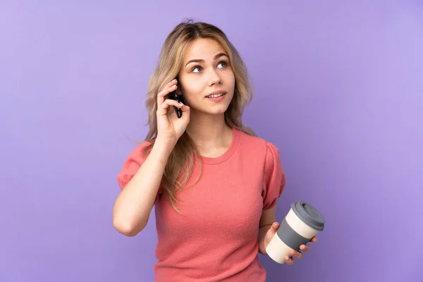 Adolescente Ragazza Russa Isolata Sfondo Viola Contenente Caffè Portare Cellulare — Foto Stock