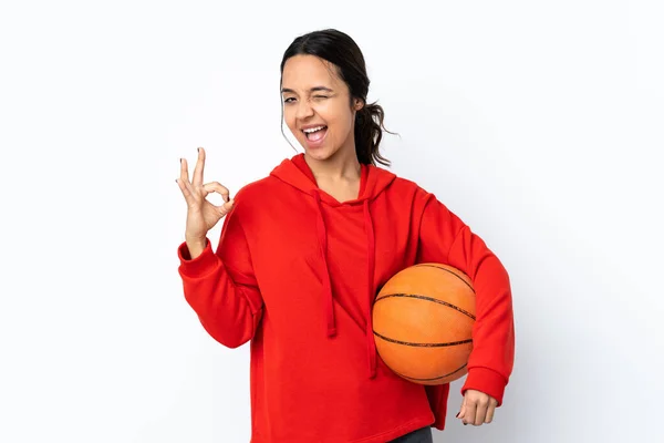 若いです女性遊びバスケットボール上の隔離された白い背景ショーOk Signとともに指 — ストック写真