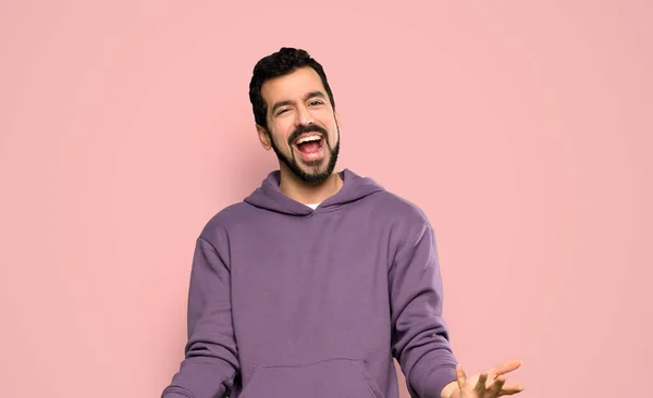 Schöner Mann Mit Sweatshirt Lächelnd Über Isoliertem Rosa Hintergrund — Stockfoto