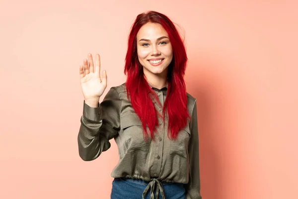 Teenager Κόκκινο Κορίτσι Μαλλιά Απομονώνονται Ροζ Φόντο Χαιρετισμό Χέρι Χαρούμενη — Φωτογραφία Αρχείου