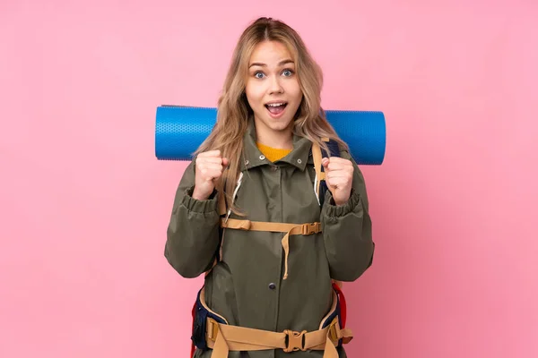 Tiener Russisch Bergbeklimmer Meisje Met Een Groot Rugzak Geïsoleerd Roze — Stockfoto