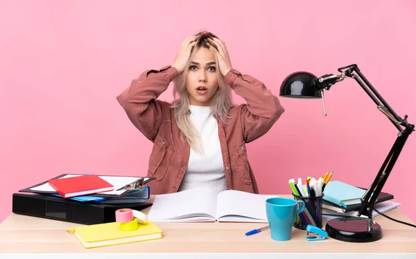 Joven Estudiante Trabajando Una Mesa Con Expresión Facial Sorpresa — Foto de Stock