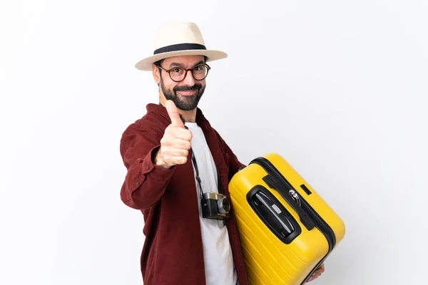 Hombre Viajero Con Barba Sosteniendo Una Maleta Sobre Fondo Blanco —  Fotos de Stock