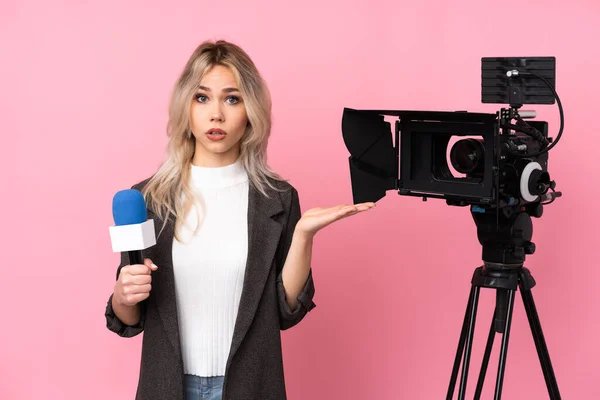 Reporter Femme Tenant Microphone Rapportant Des Nouvelles Sur Fond Rose — Photo