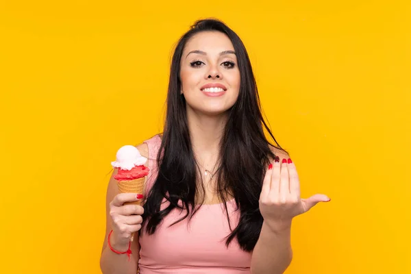 Joven Colombiana Sosteniendo Helado Corneta Sobre Fondo Amarillo Aislado Invitando —  Fotos de Stock