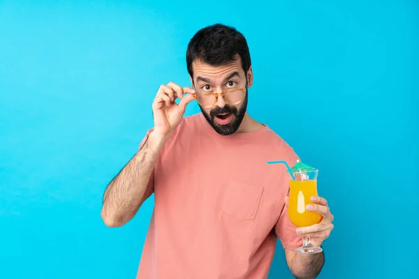 Junger Mann Hält Einen Cocktail Vor Isoliertem Blauen Hintergrund Mit — Stockfoto