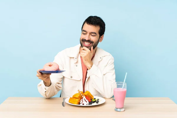 Masada Kahvaltılık Waffle Milkshake Yiyen Bir Adam — Stok fotoğraf