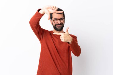 Kafkasyalı yakışıklı, sakallı, izole edilmiş beyaz arka planı olan, odaklanmış yüzü olan bir adam. Çerçeve sembolü