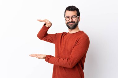 Beyaz arka planda sakallı, beyaz tenli, beyaz, beyaz tenli beyaz bir adam.