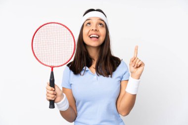 İzole edilmiş beyaz arka planda genç bir badminton oyuncusu.