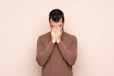 Yorgun ve hasta bir ifadeyle izole edilmiş bir adam.