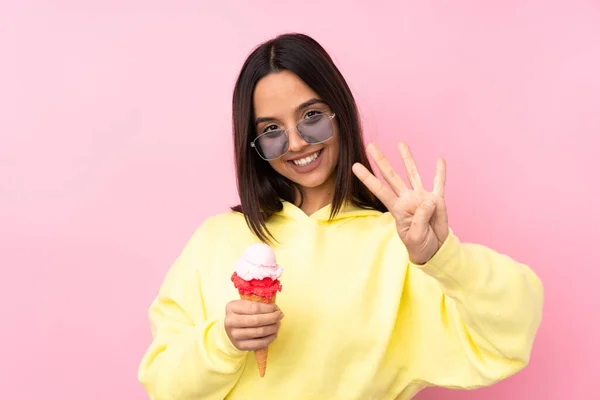 Jovem Morena Segurando Sorvete Corneto Sobre Fundo Rosa Isolado Feliz — Fotografia de Stock