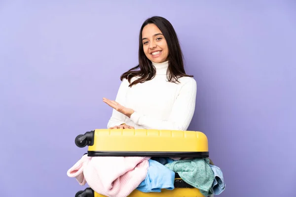 Viaggiatore Giovane Donna Con Una Valigia Piena Vestiti Sfondo Viola — Foto Stock