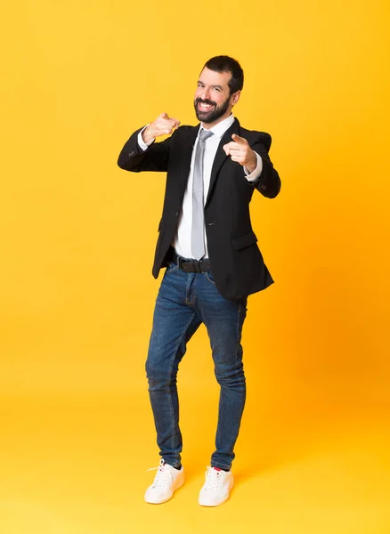 Tiro Completo Homem Negócios Sobre Isolado Amarelo Fundo Aponta Dedo — Fotografia de Stock