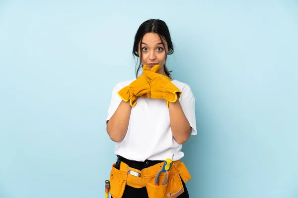 Junge Elektrikerin Isoliert Auf Blauem Hintergrund Und Zeigt Zeichen Der — Stockfoto