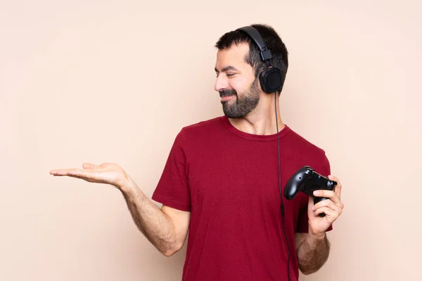 Man Spelen Met Een Video Game Controller Geïsoleerde Muur Houden — Stockfoto