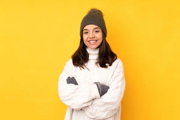 Jovem Com Chapéu Inverno Sobre Fundo Amarelo Isolado Mantendo Braços — Fotografia de Stock