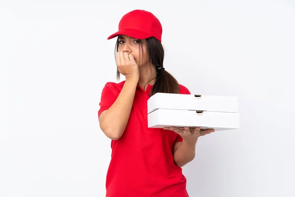 Молодая Доставка Пиццы Девушка Изолированном Белом Фоне Сомнениями — стоковое фото