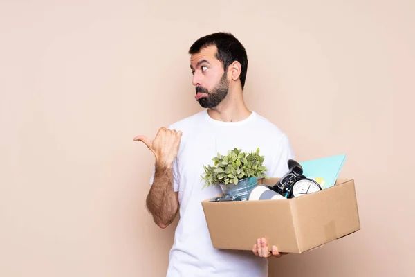 Muž Držící Krabici Pohybující Novém Domově Izolovaném Pozadí Nešťastný Ukazuje — Stock fotografie