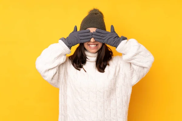 Mujer Joven Con Sombrero Invierno Sobre Fondo Amarillo Aislado Cubriendo —  Fotos de Stock