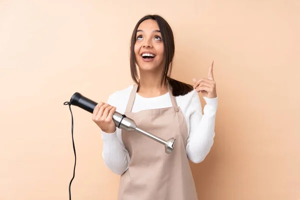 Jong Brunette Meisje Met Behulp Van Hand Blender Geïsoleerde Achtergrond — Stockfoto