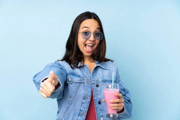 Junge Frau Mit Erdbeer Milchshake Über Isoliertem Blauem Hintergrund Mit — Stockfoto