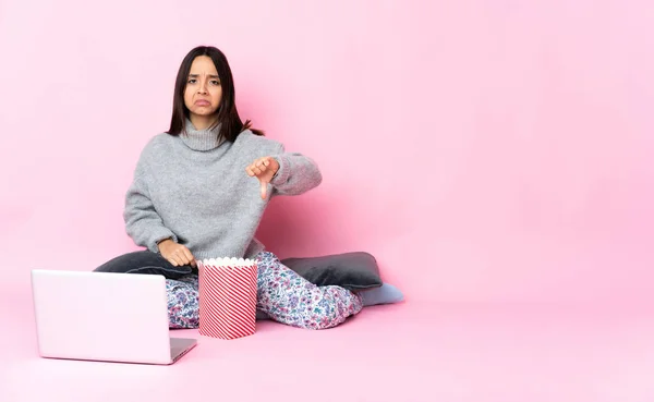 Giovane Donna Razza Mista Mangiare Popcorn Mentre Guarda Film Sul — Foto Stock