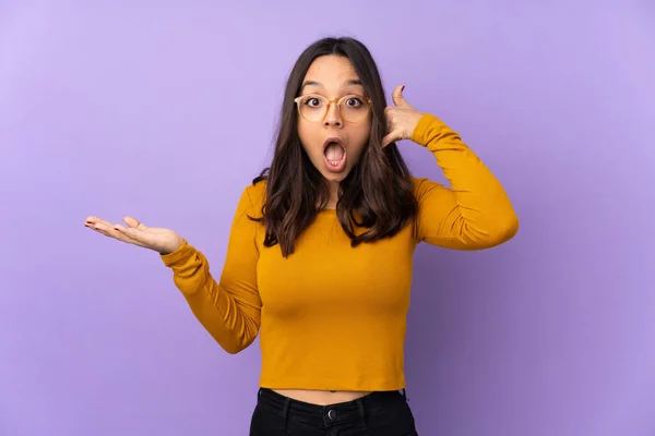 Jovem Mista Mulher Isolada Fundo Roxo Fazendo Gesto Telefone Duvidando — Fotografia de Stock