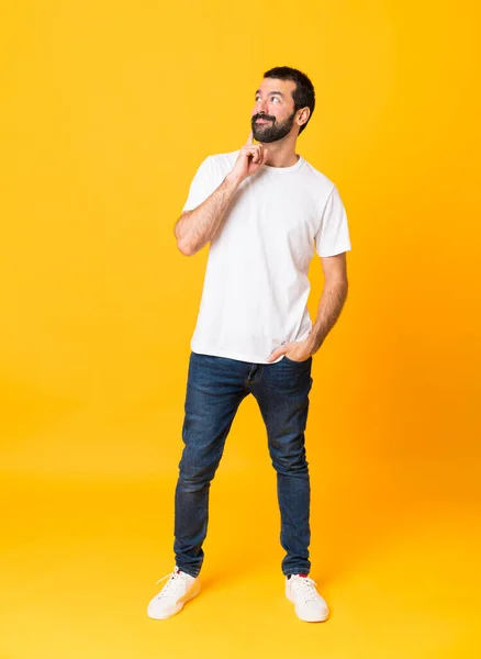 Tiro Completo Homem Com Barba Sobre Fundo Amarelo Isolado Pensando — Fotografia de Stock