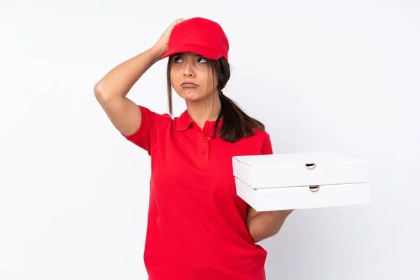 Jovem Entrega Pizza Menina Sobre Fundo Branco Isolado Com Dúvidas — Fotografia de Stock