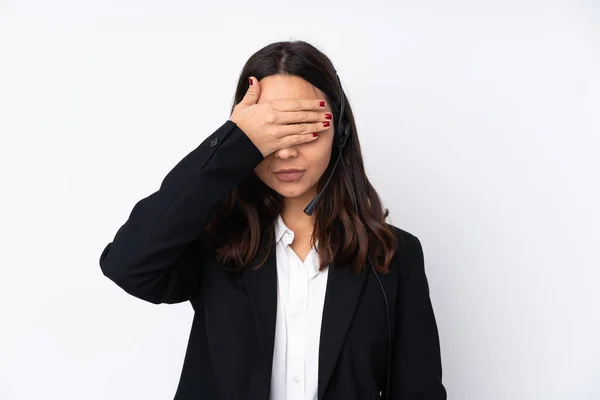 Mujer Joven Telemarketer Aislado Sobre Fondo Blanco Cubriendo Los Ojos —  Fotos de Stock