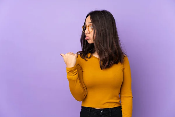 Jong Gemengd Ras Vrouw Geïsoleerd Paarse Achtergrond Ongelukkig Wijzen Naar — Stockfoto