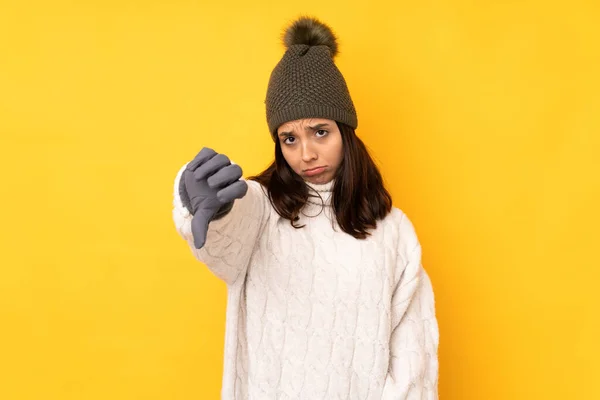 Ung Kvinna Med Vinter Hatt Över Isolerad Gul Bakgrund Visar — Stockfoto
