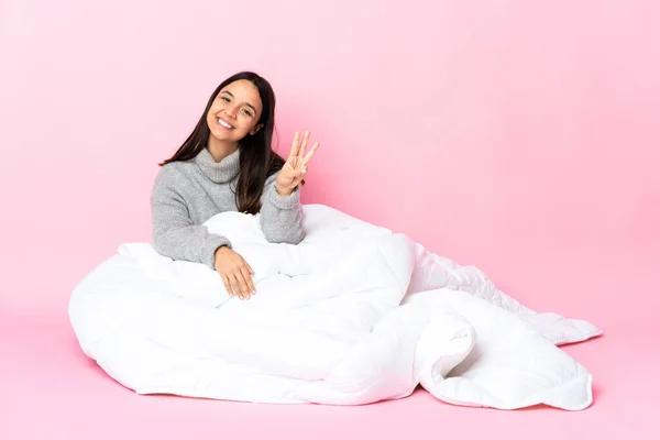 Jovem Mulher Raça Mista Usando Pijama Sentado Chão Feliz Contando — Fotografia de Stock