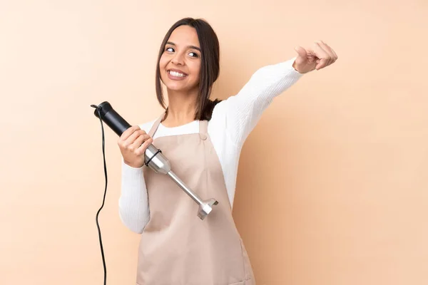 Jong Brunette Meisje Met Behulp Van Hand Blender Geïsoleerde Achtergrond — Stockfoto