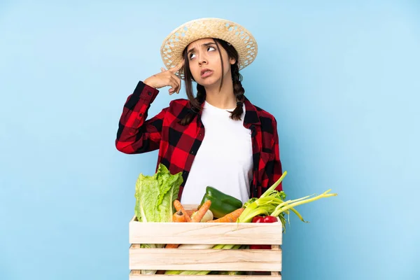 Joven Agricultora Mujer Sosteniendo Verduras Frescas Una Canasta Madera Haciendo — Foto de Stock