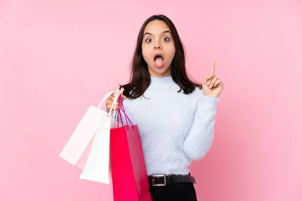 Jonge Vrouw Met Boodschappentas Geïsoleerde Roze Achtergrond Denken Een Idee — Stockfoto