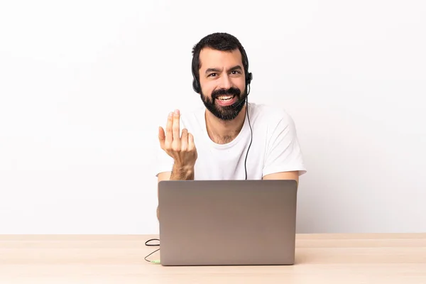 テレマーケティング担当の白人男性は ヘッドセットとノートパソコンを片手に仕事をしています 来てくれて嬉しい — ストック写真