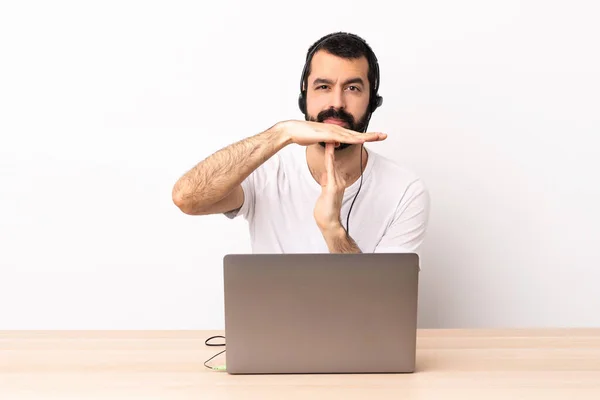 Tele Pazarlamacı Beyaz Bir Adam Kulaklıkla Dizüstü Bilgisayarla Çalışıyor — Stok fotoğraf