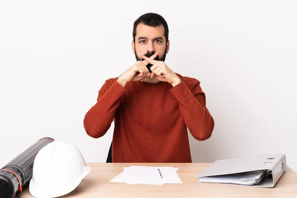 Architetto Caucasico Uomo Con Barba Tavolo Che Mostra Segno Silenzio — Foto Stock