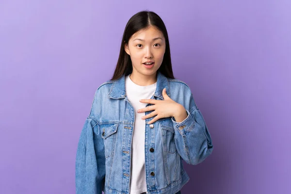 Молода Китайка Над Ізольованим Фіолетовим Фоном Вказує Себе — стокове фото