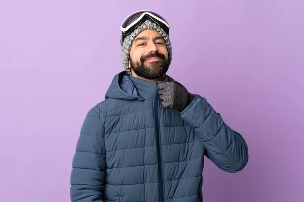 Skier Homme Avec Des Lunettes Snowboard Sur Fond Violet Isolé — Photo