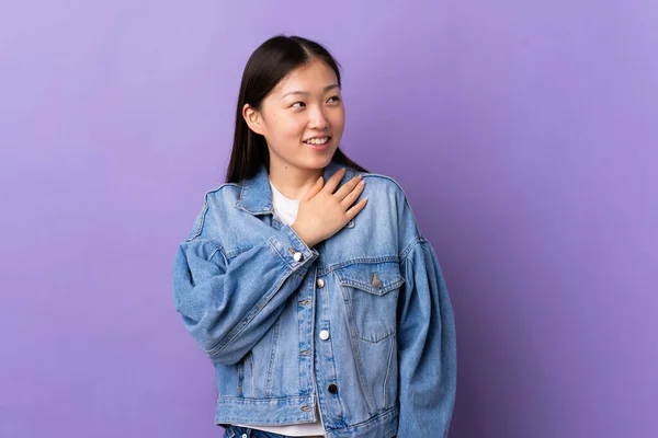 Ung Kinesisk Flicka Över Isolerad Lila Bakgrund Tittar Upp Medan — Stockfoto