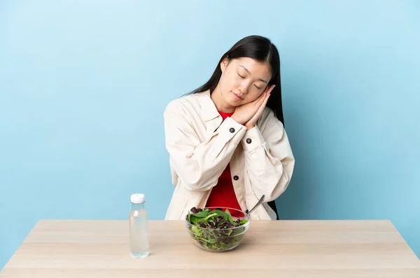 Νεαρή Κινέζα Τρώει Μια Σαλάτα Κάνοντας Χειρονομία Ύπνου Dorable Έκφραση — Φωτογραφία Αρχείου
